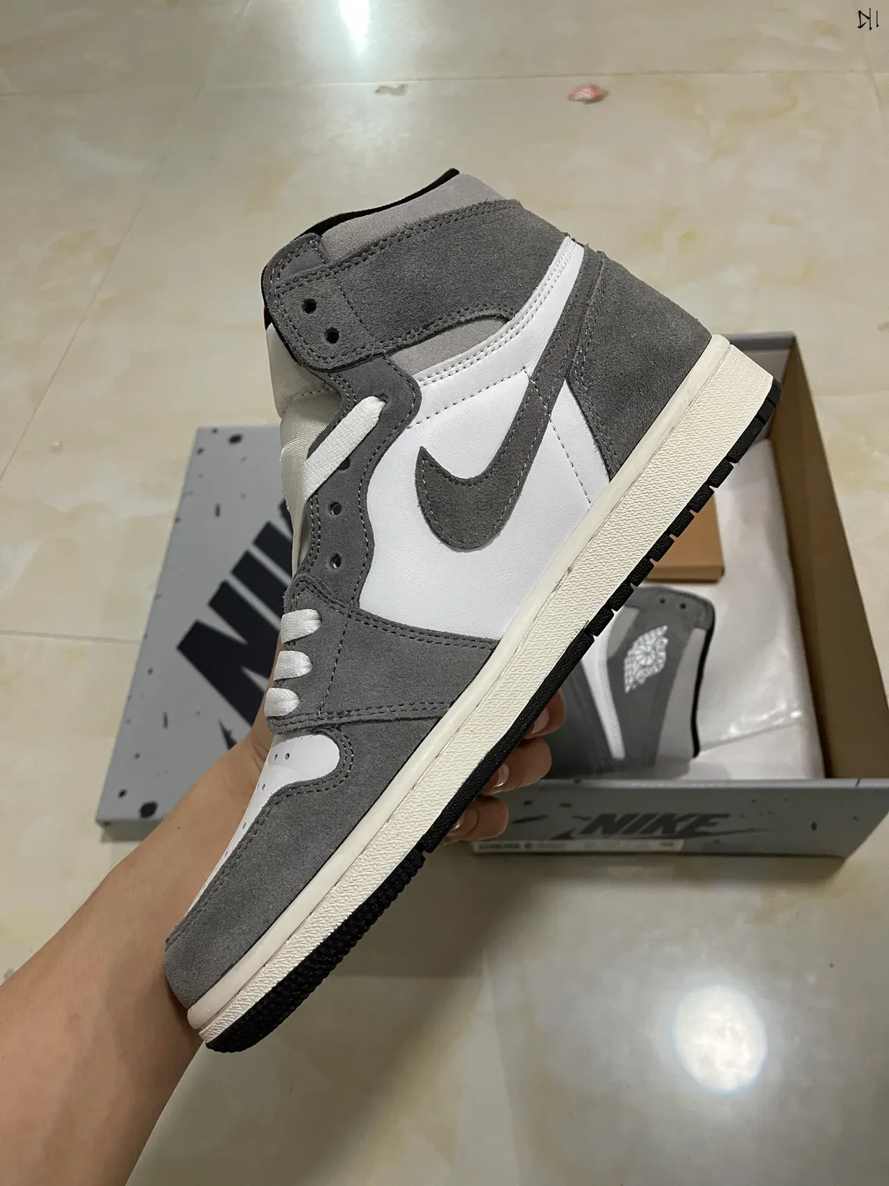 Air Jordan 1 Chaussures de Basket Hautes Blanc et Gris en Daim 4