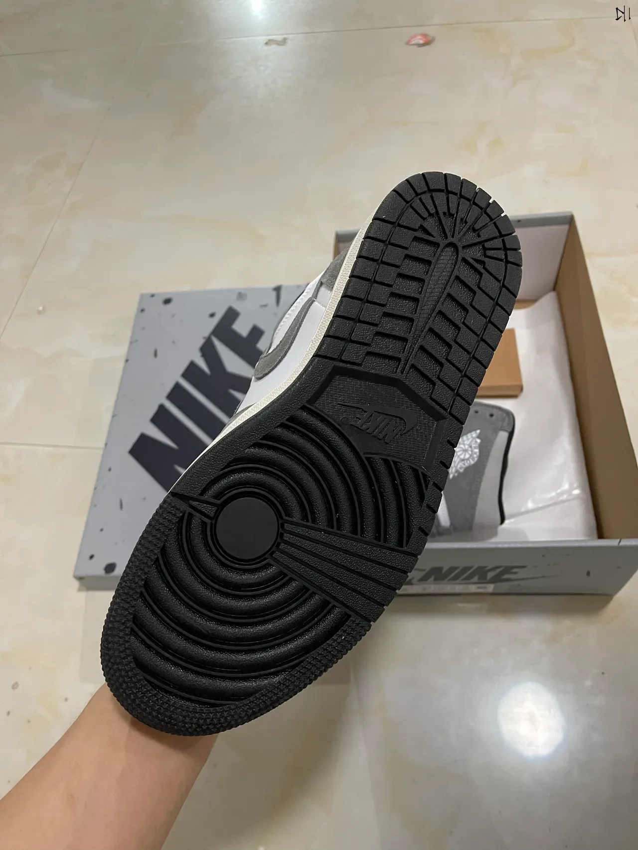 Air Jordan 1 Chaussures de Basket Hautes Blanc et Gris en Daim 5