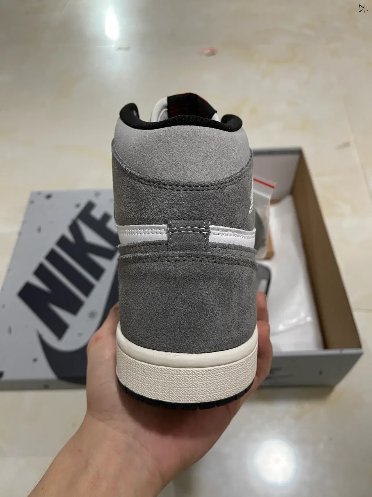 Air Jordan 1 Chaussures de Basket Hautes Blanc et Gris en Daim 6
