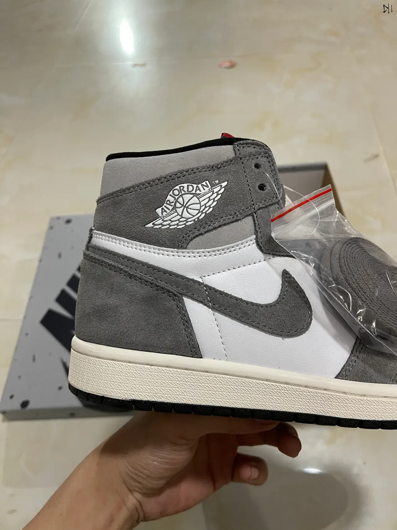 Air Jordan 1 Chaussures de Basket Hautes Blanc et Gris en Daim 7