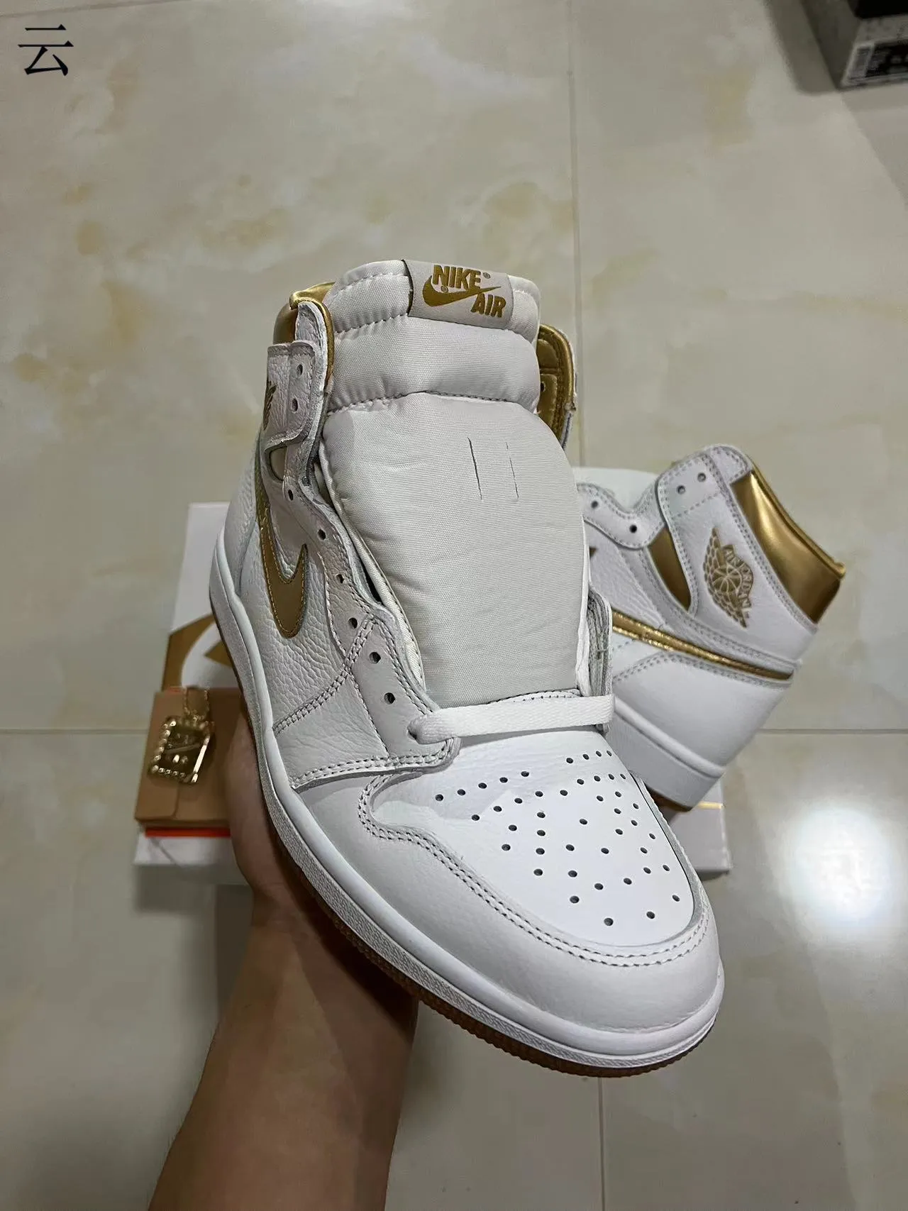 Air Jordan 1 Branco e Dourado Metálico Tênis de Basquete High-Top 2