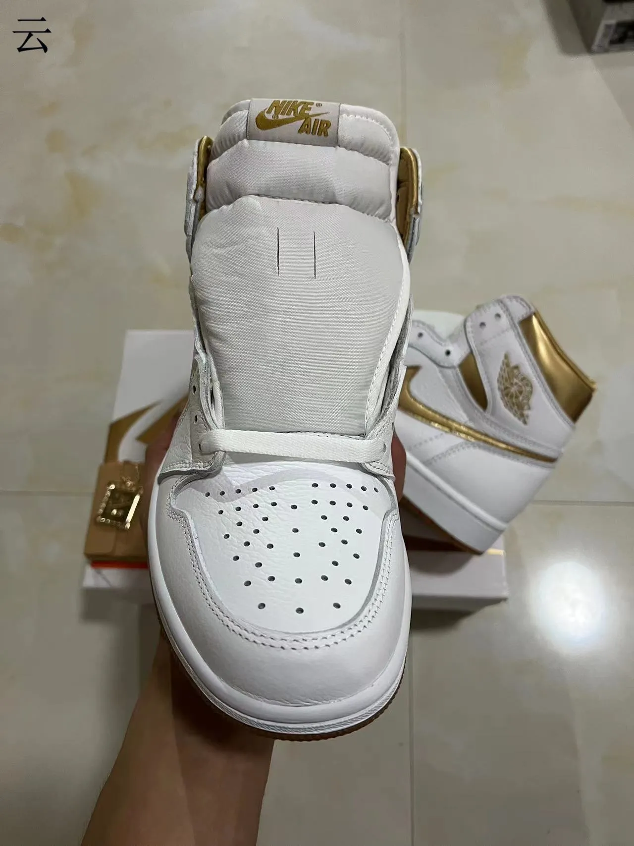 Air Jordan 1 Branco e Dourado Metálico Tênis de Basquete High-Top 3