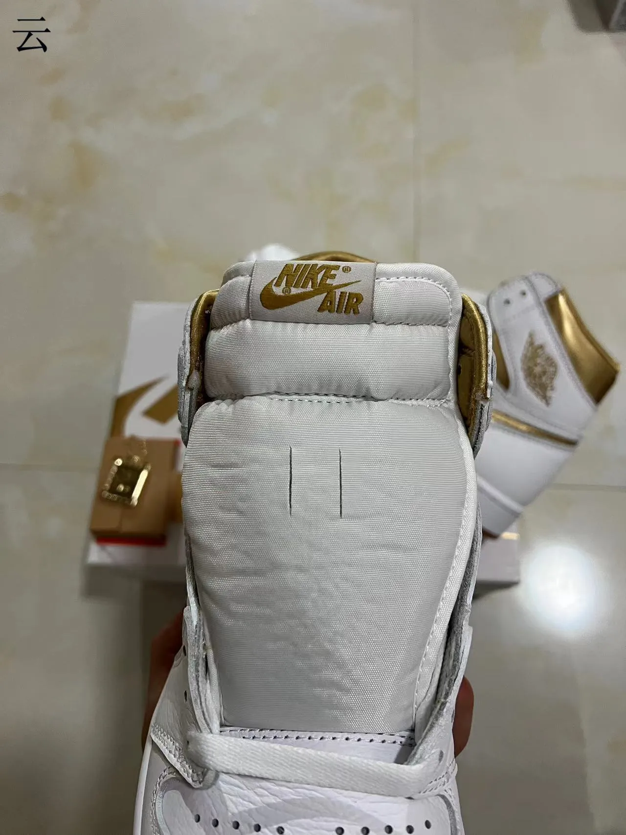 Air Jordan 1 Branco e Dourado Metálico Tênis de Basquete High-Top 4