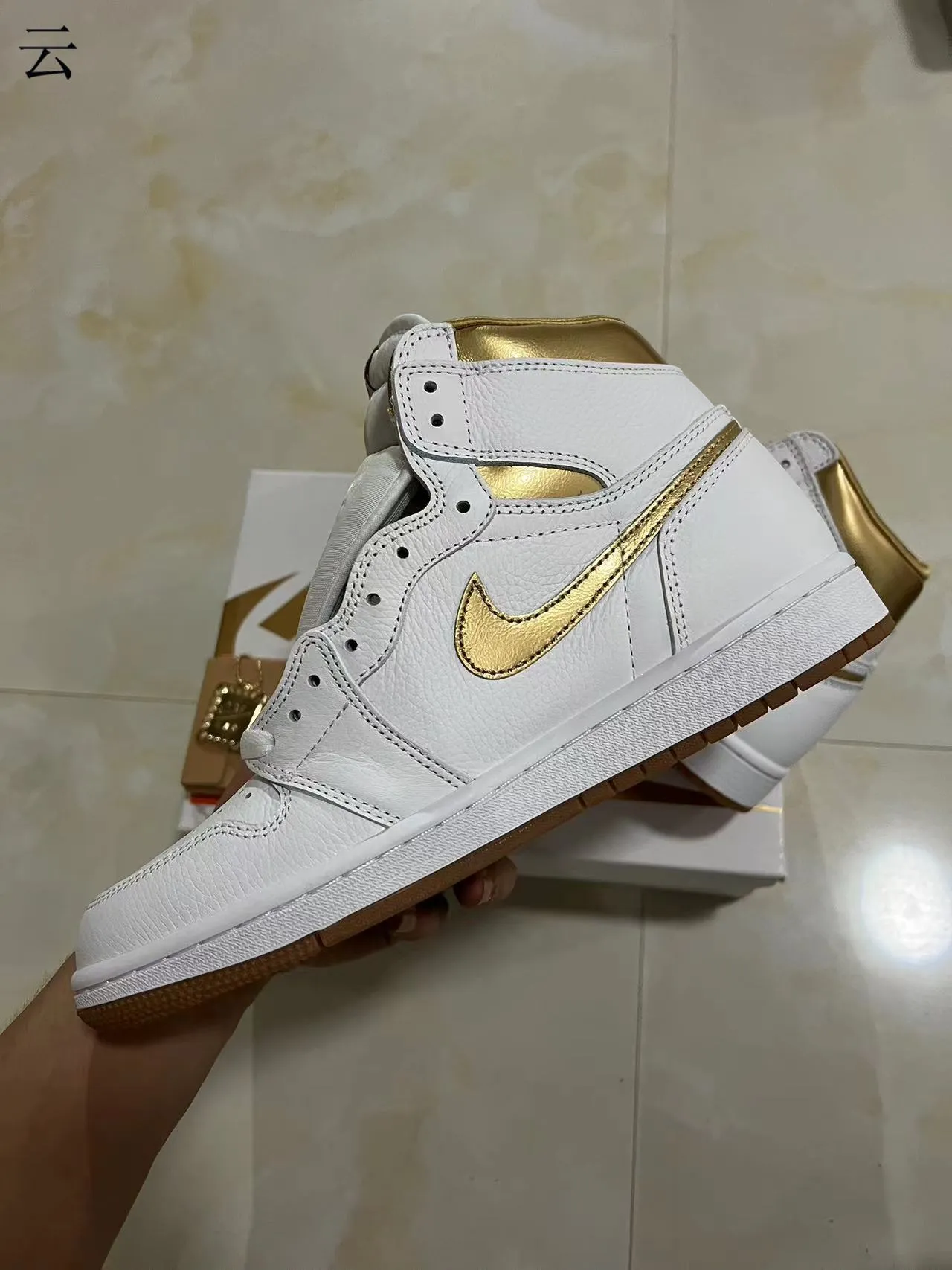 Air Jordan 1 Branco e Dourado Metálico Tênis de Basquete High-Top 5
