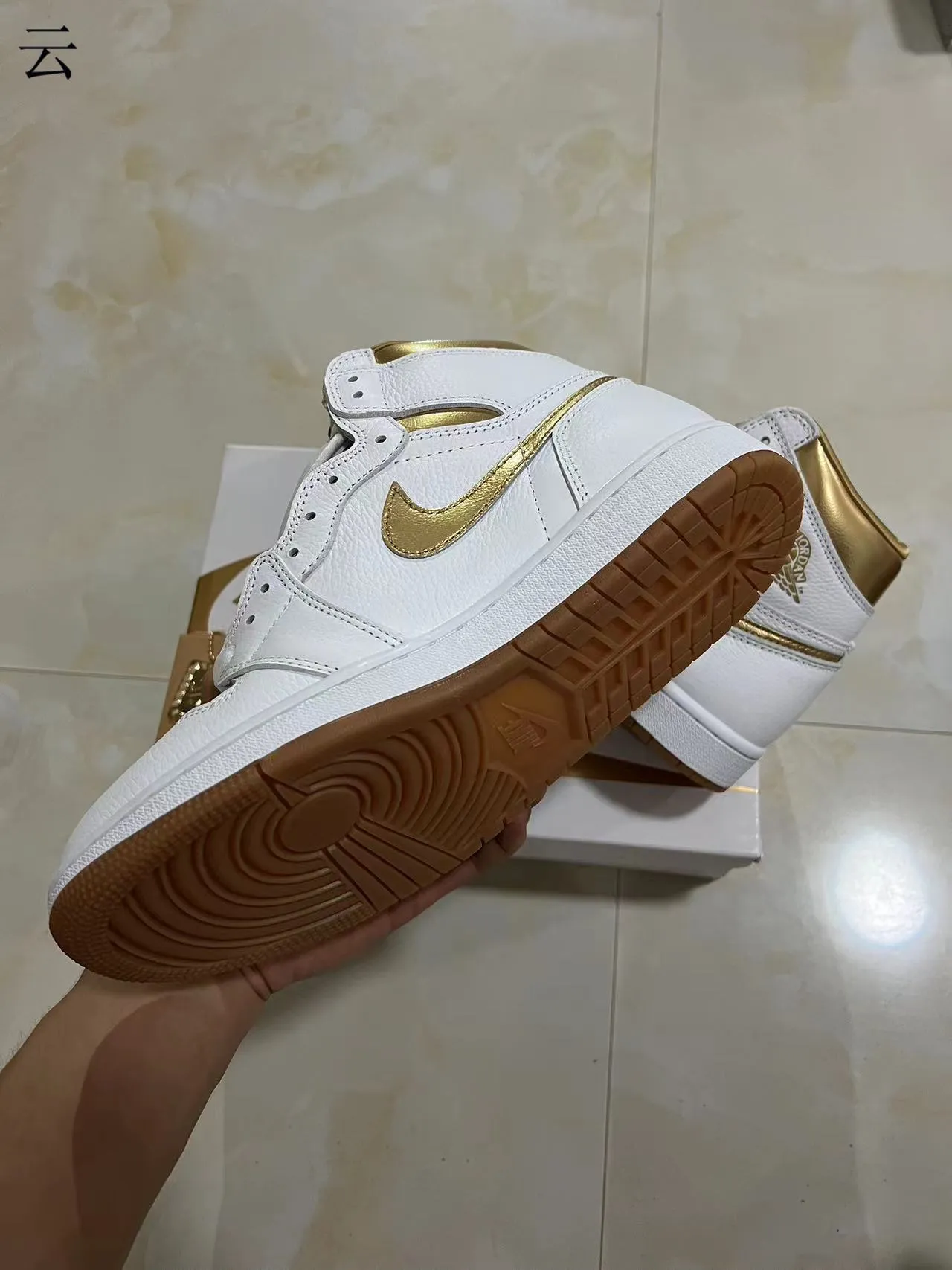 Air Jordan 1 Branco e Dourado Metálico Tênis de Basquete High-Top 6