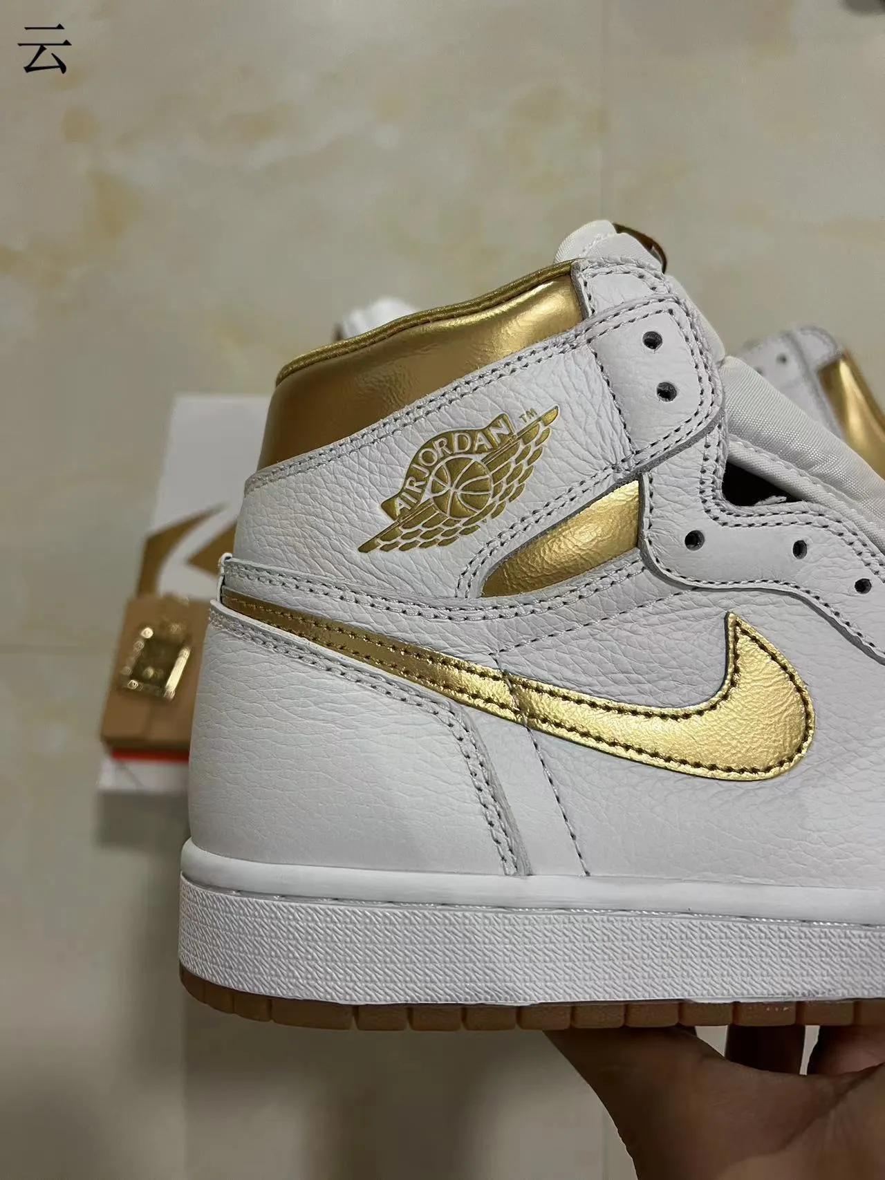 Air Jordan 1 Branco e Dourado Metálico Tênis de Basquete High-Top 7