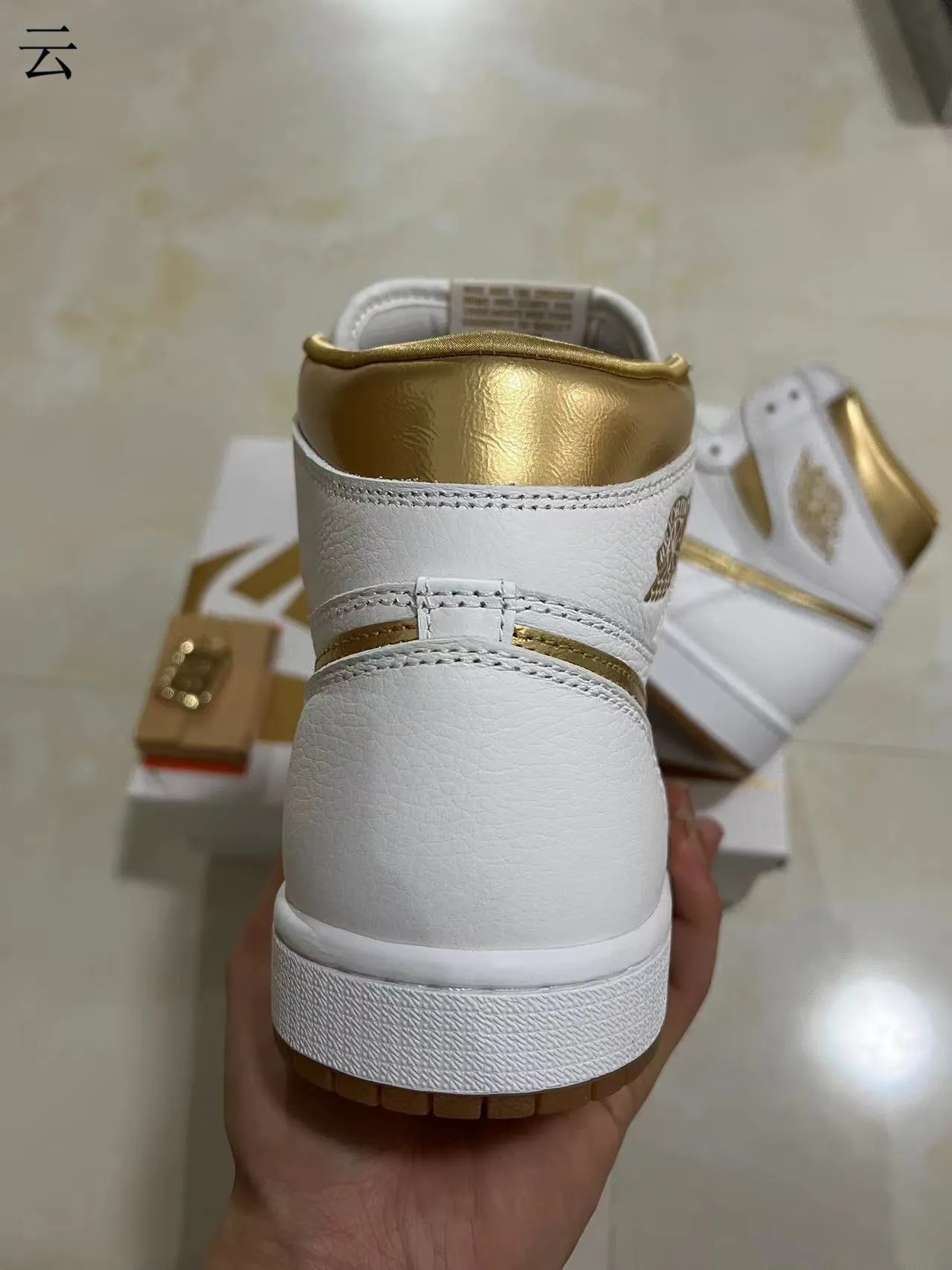 Air Jordan 1 Branco e Dourado Metálico Tênis de Basquete High-Top 8
