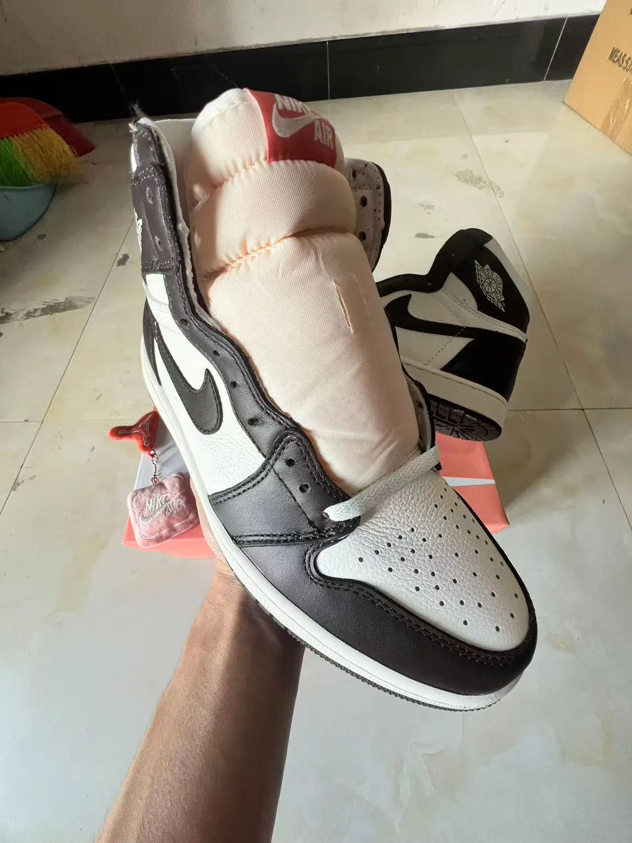 Zapatillas de baloncesto Air Jordan 1 de caña alta con parte superior de cuero blanco y negro 2
