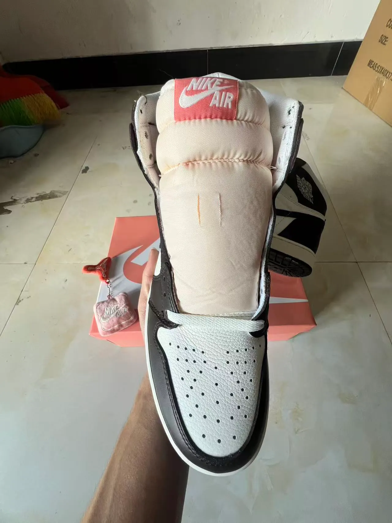 Zapatillas de baloncesto Air Jordan 1 de caña alta con parte superior de cuero blanco y negro 3