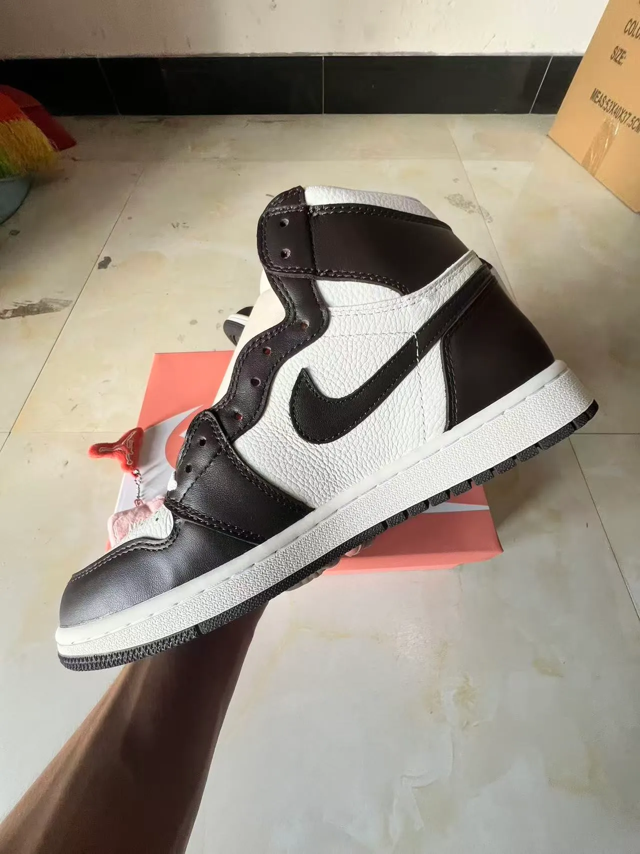 Zapatillas de baloncesto Air Jordan 1 de caña alta con parte superior de cuero blanco y negro 5