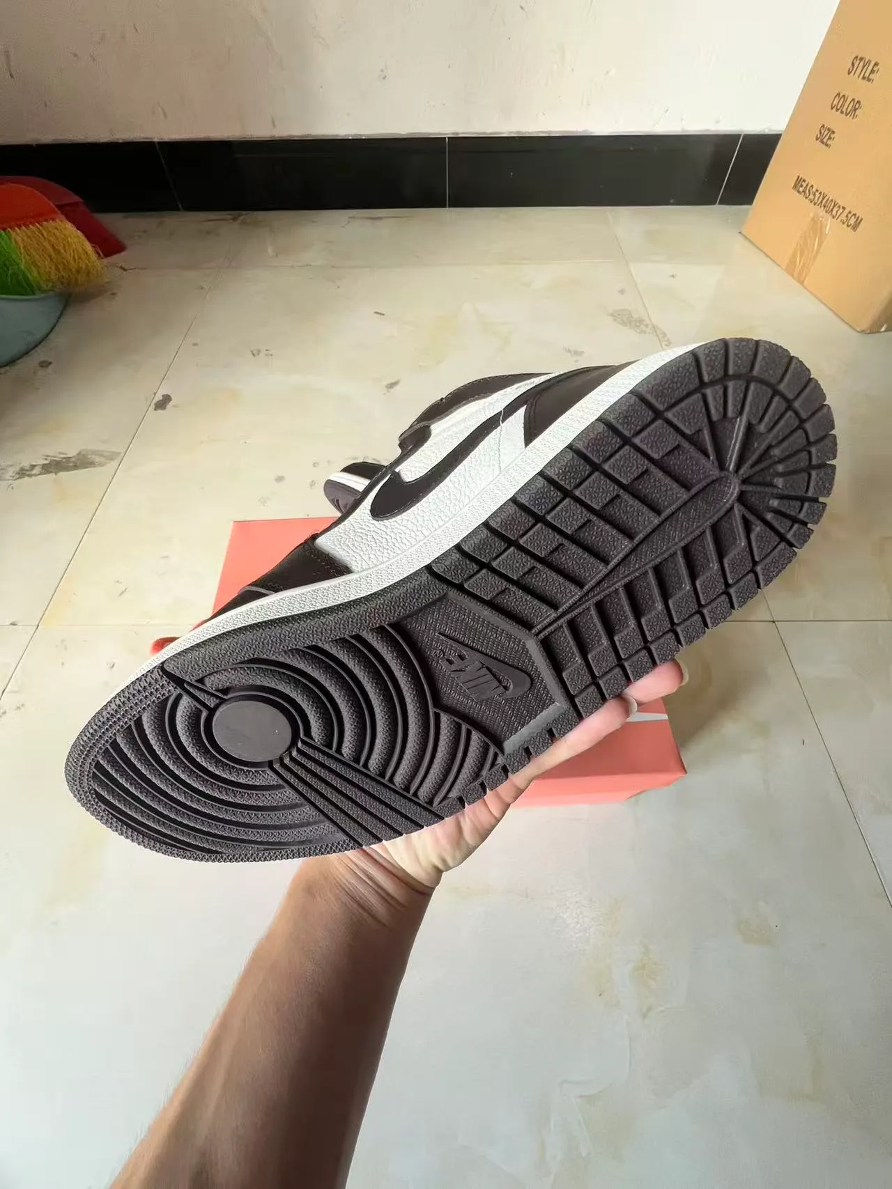 Zapatillas de baloncesto Air Jordan 1 de caña alta con parte superior de cuero blanco y negro 6
