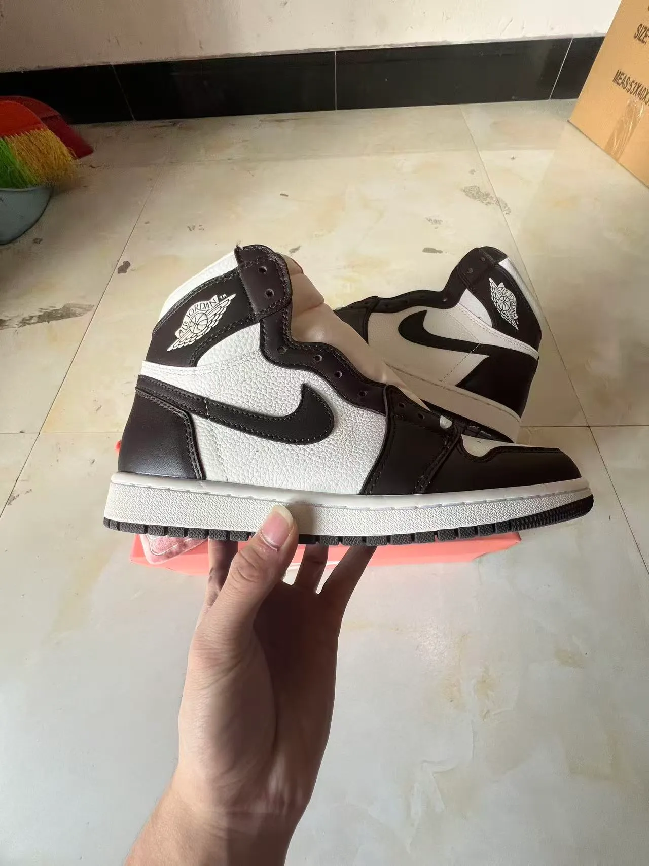 Zapatillas de baloncesto Air Jordan 1 de caña alta con parte superior de cuero blanco y negro 7