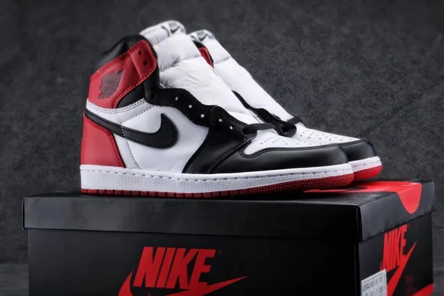 Air Jordan 1 White Red High-Top Leather-Paneled Basketball Shoes 2