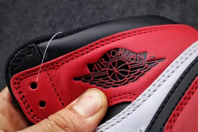 Air Jordan 1 White Red High-Top Leather-Paneled Basketball Shoes 4