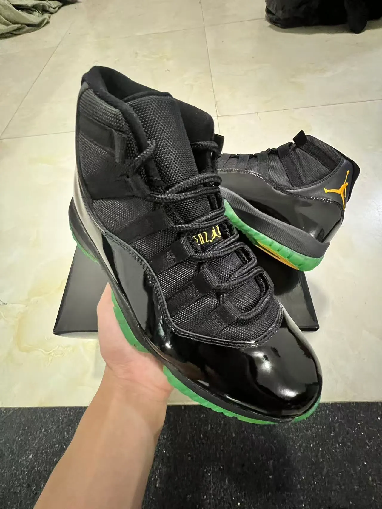 Tênis de basquete Air Jordan 11 preto verde dourado 2