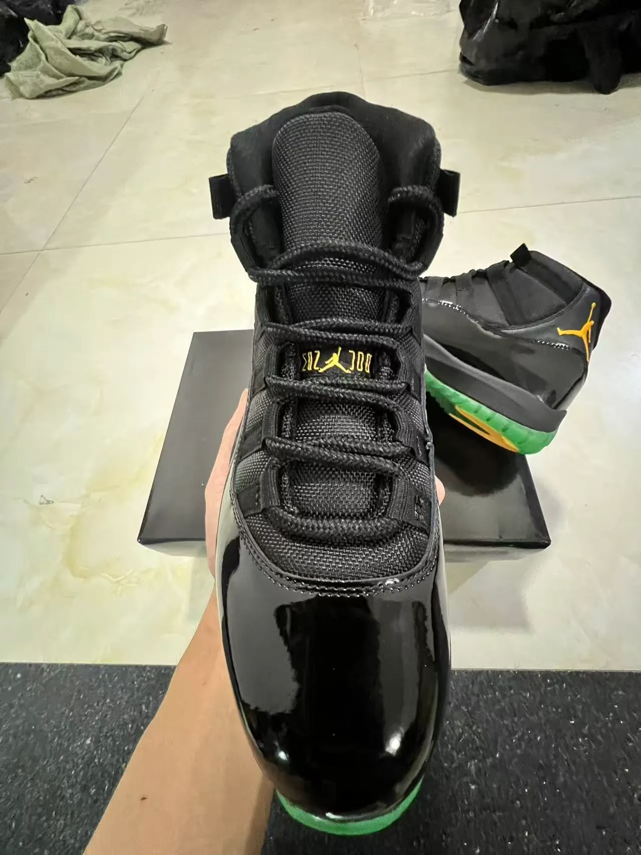 Tênis de basquete Air Jordan 11 preto verde dourado 3