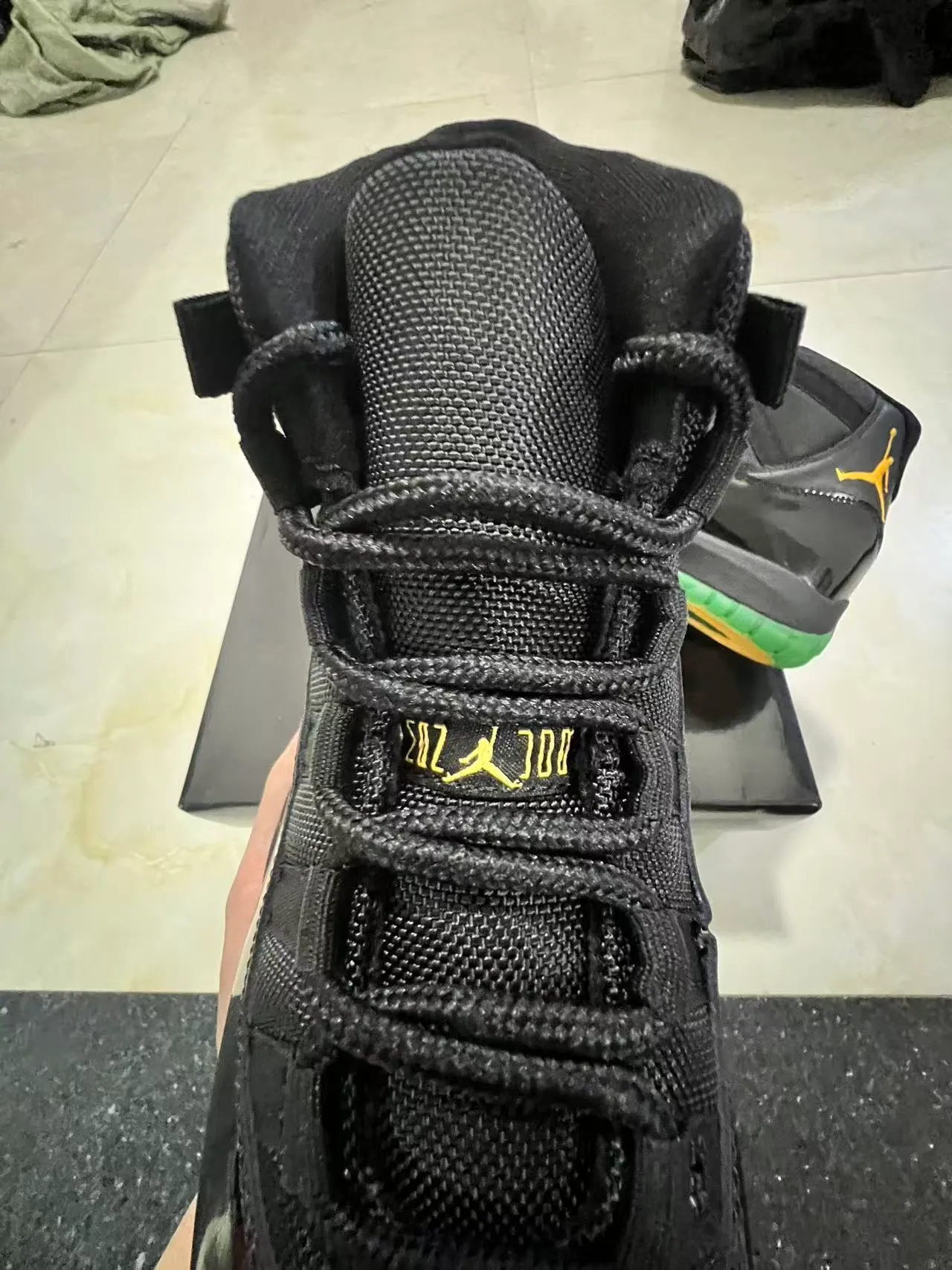 Tênis de basquete Air Jordan 11 preto verde dourado 4