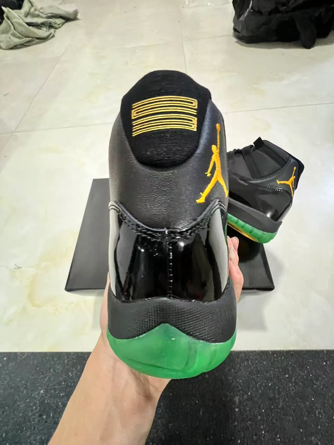 Tênis de basquete Air Jordan 11 preto verde dourado 8