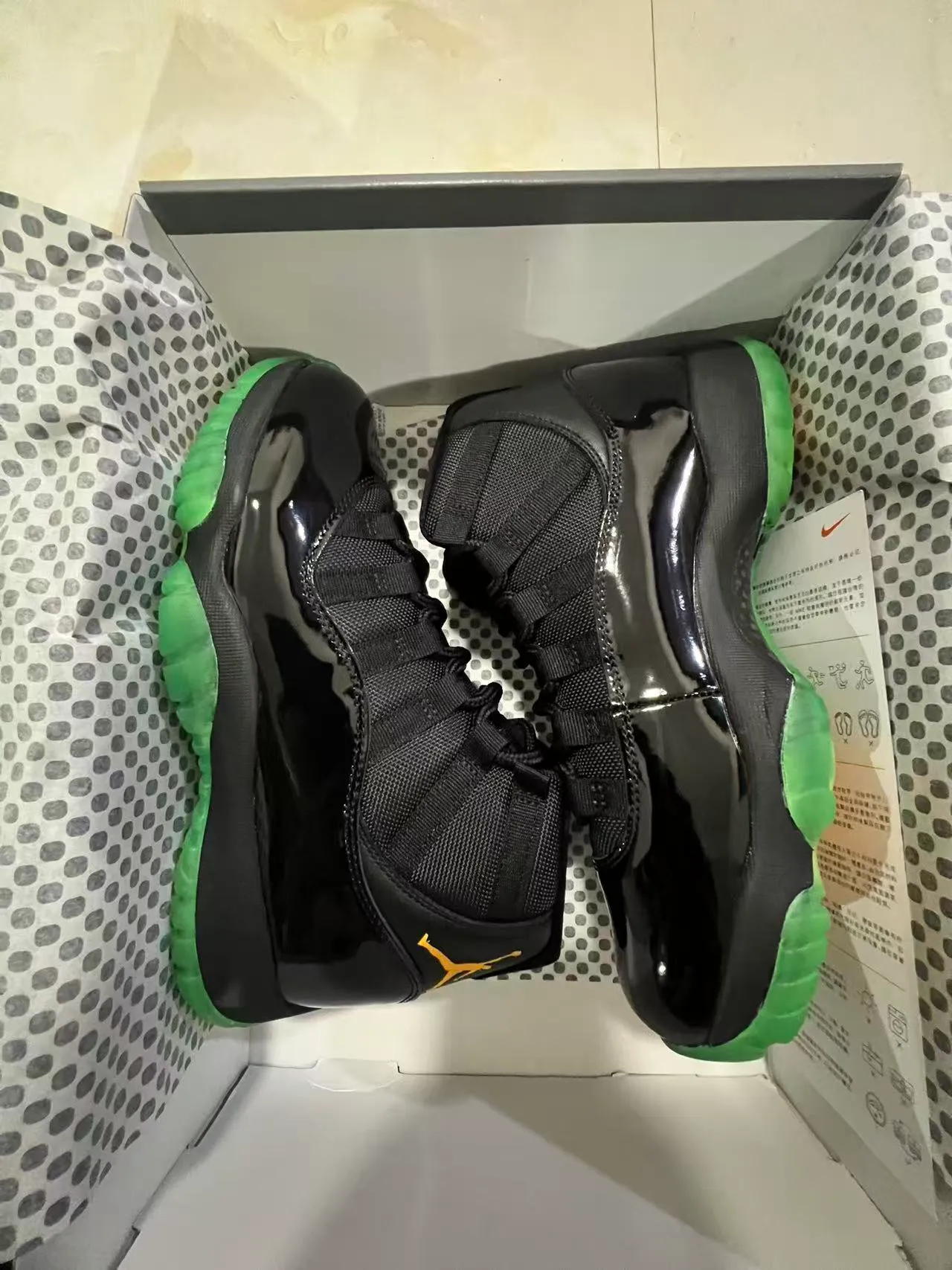 Tênis de basquete Air Jordan 11 preto verde dourado 9