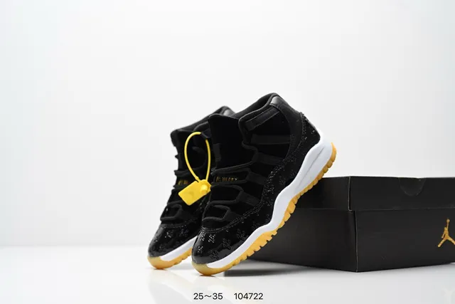 Tênis de basquete Air Jordan 11 em couro envernizado preto e goma 2