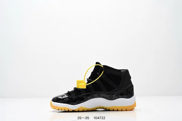 Tênis de basquete Air Jordan 11 em couro envernizado preto e goma 4