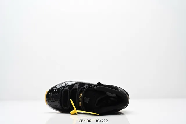 Tênis de basquete Air Jordan 11 em couro envernizado preto e goma 6