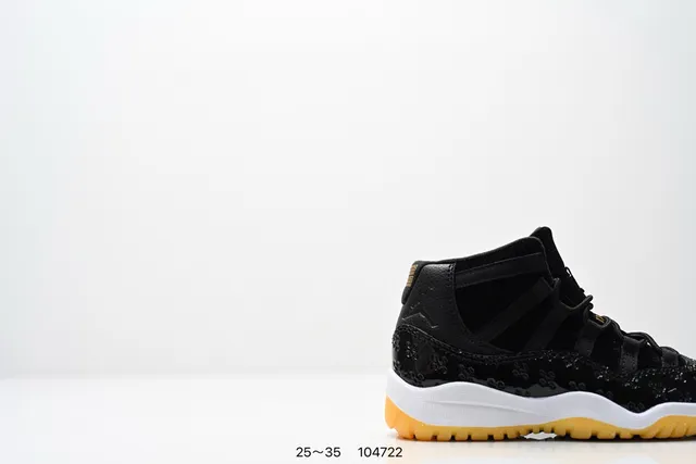 Tênis de basquete Air Jordan 11 em couro envernizado preto e goma 7