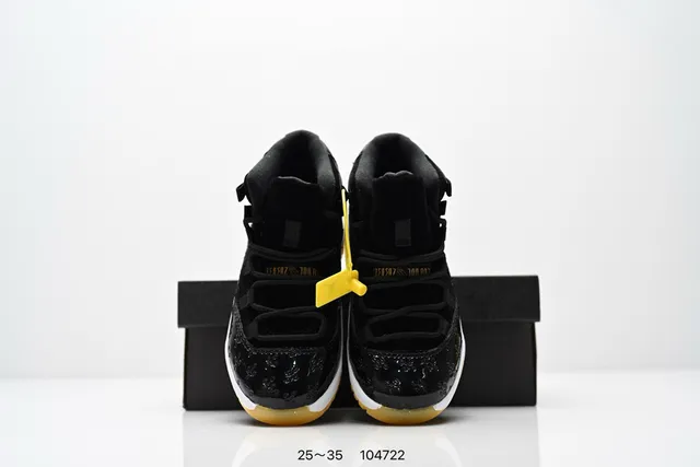 Tênis de basquete Air Jordan 11 em couro envernizado preto e goma 9