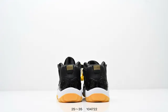 Tênis de basquete Air Jordan 11 em couro envernizado preto e goma 10