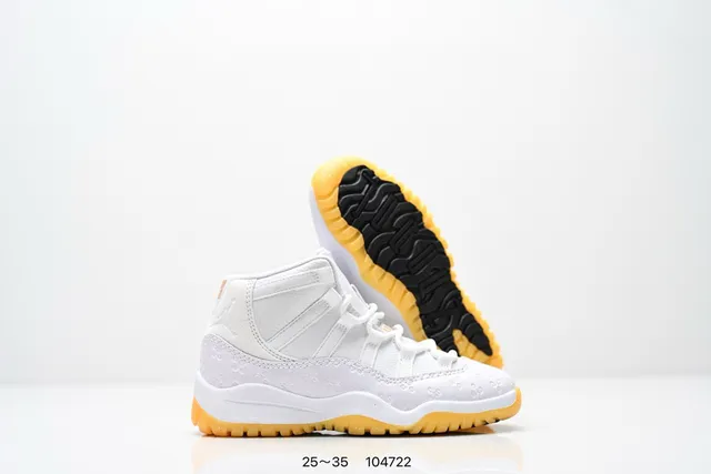Tênis de basquete Air Jordan 11 em couro envernizado preto e goma 11