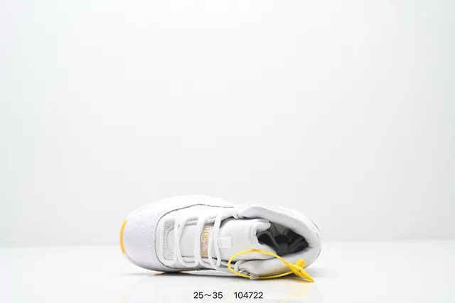 Tênis de basquete Air Jordan 11 em couro envernizado preto e goma 14
