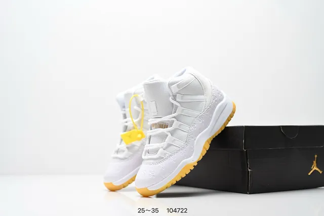 Tênis de basquete Air Jordan 11 em couro envernizado preto e goma 15