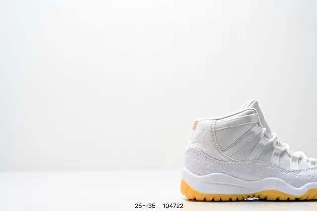 Tênis de basquete Air Jordan 11 em couro envernizado preto e goma 16