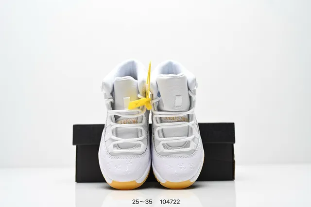 Tênis de basquete Air Jordan 11 em couro envernizado preto e goma 17