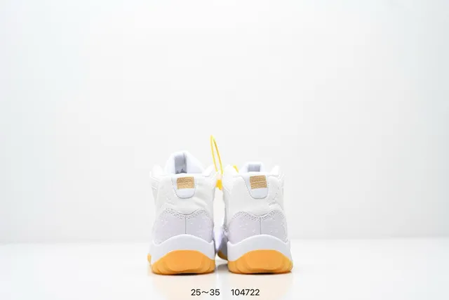 Tênis de basquete Air Jordan 11 em couro envernizado preto e goma 18