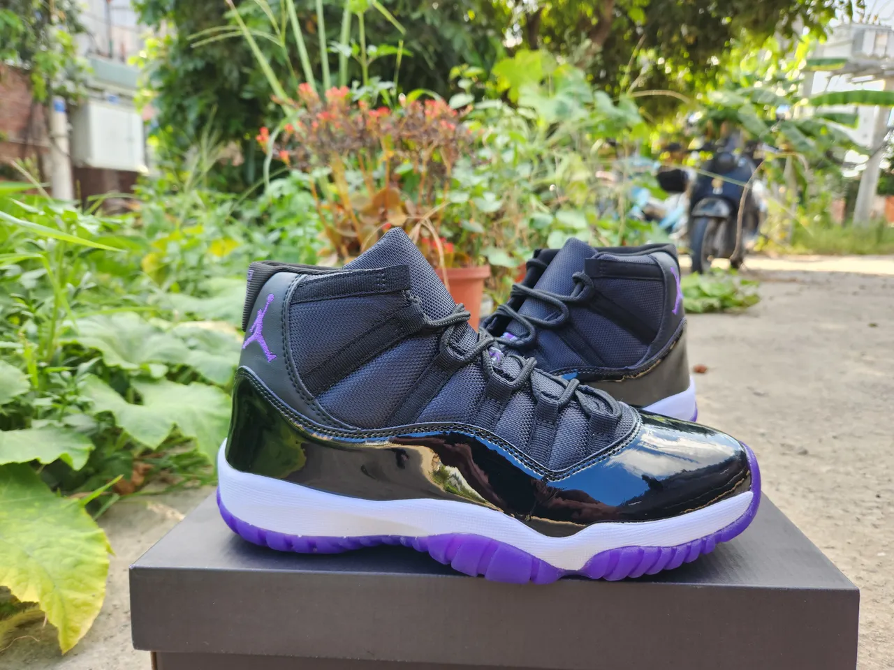 Air Jordan 11 Chaussures de basketball en cuir verni noir et violet 2
