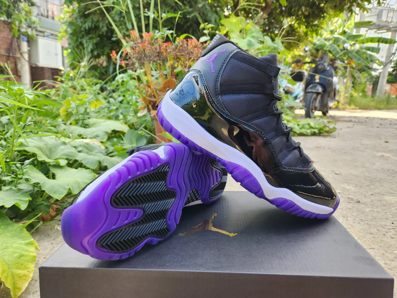 Air Jordan 11 Chaussures de basketball en cuir verni noir et violet 3