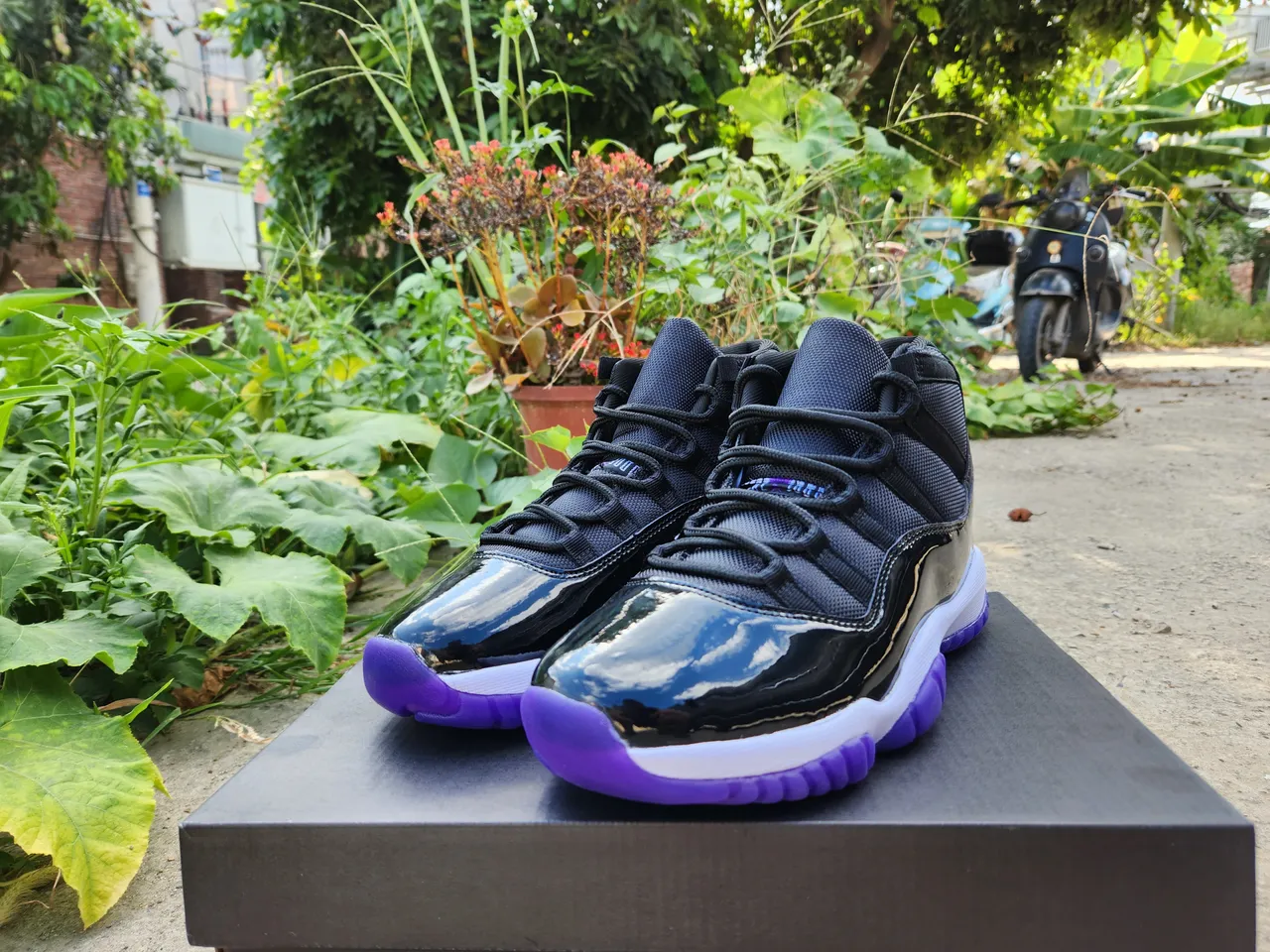 Air Jordan 11 Chaussures de basketball en cuir verni noir et violet 4