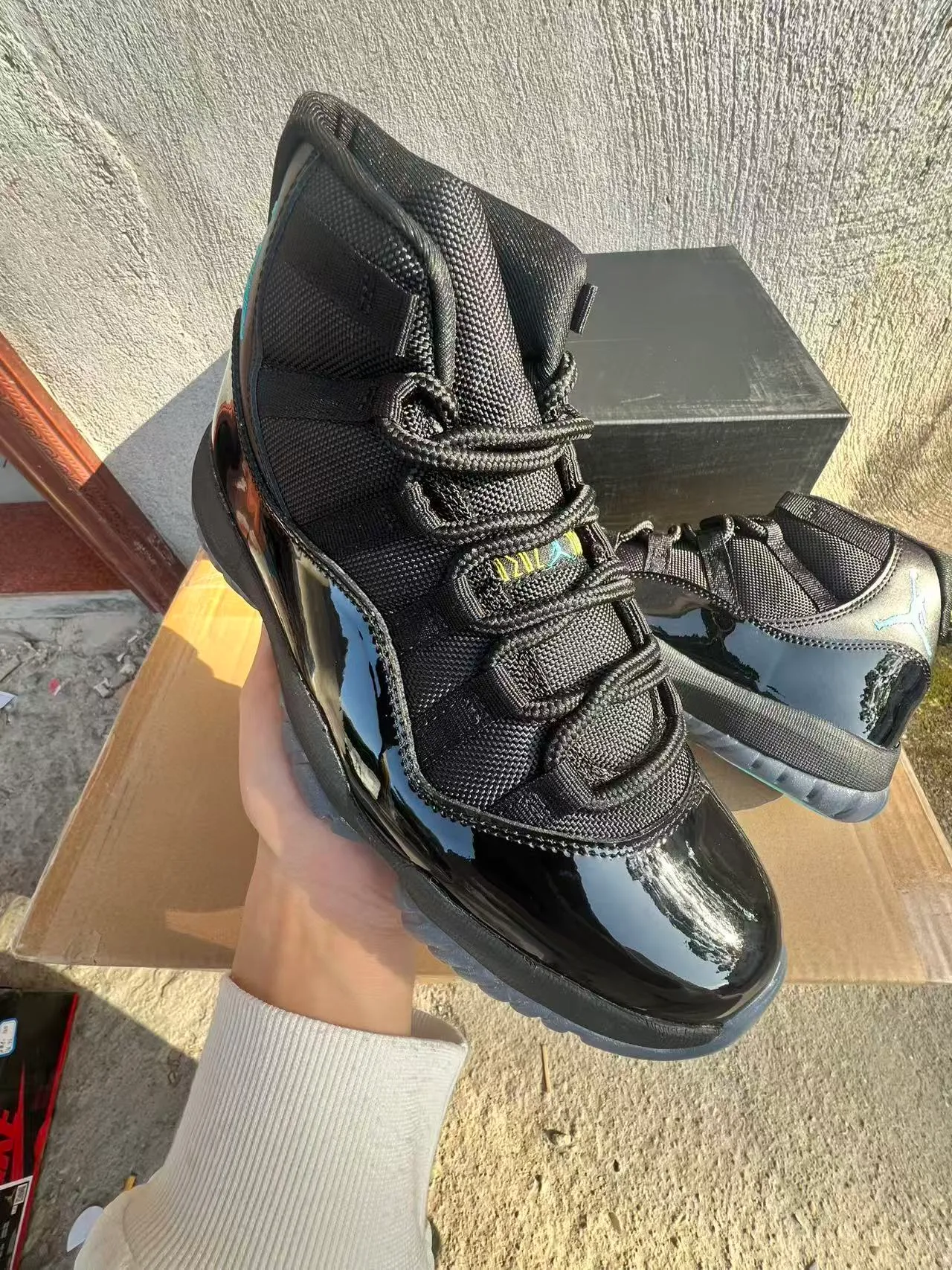 Chaussures de basketball Air Jordan 11 en cuir verni noir et turquoise 2