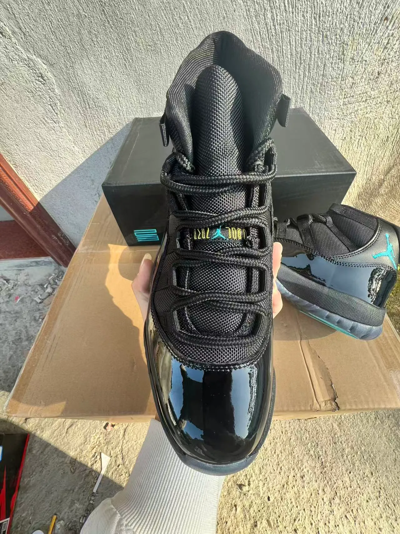 Chaussures de basketball Air Jordan 11 en cuir verni noir et turquoise 3