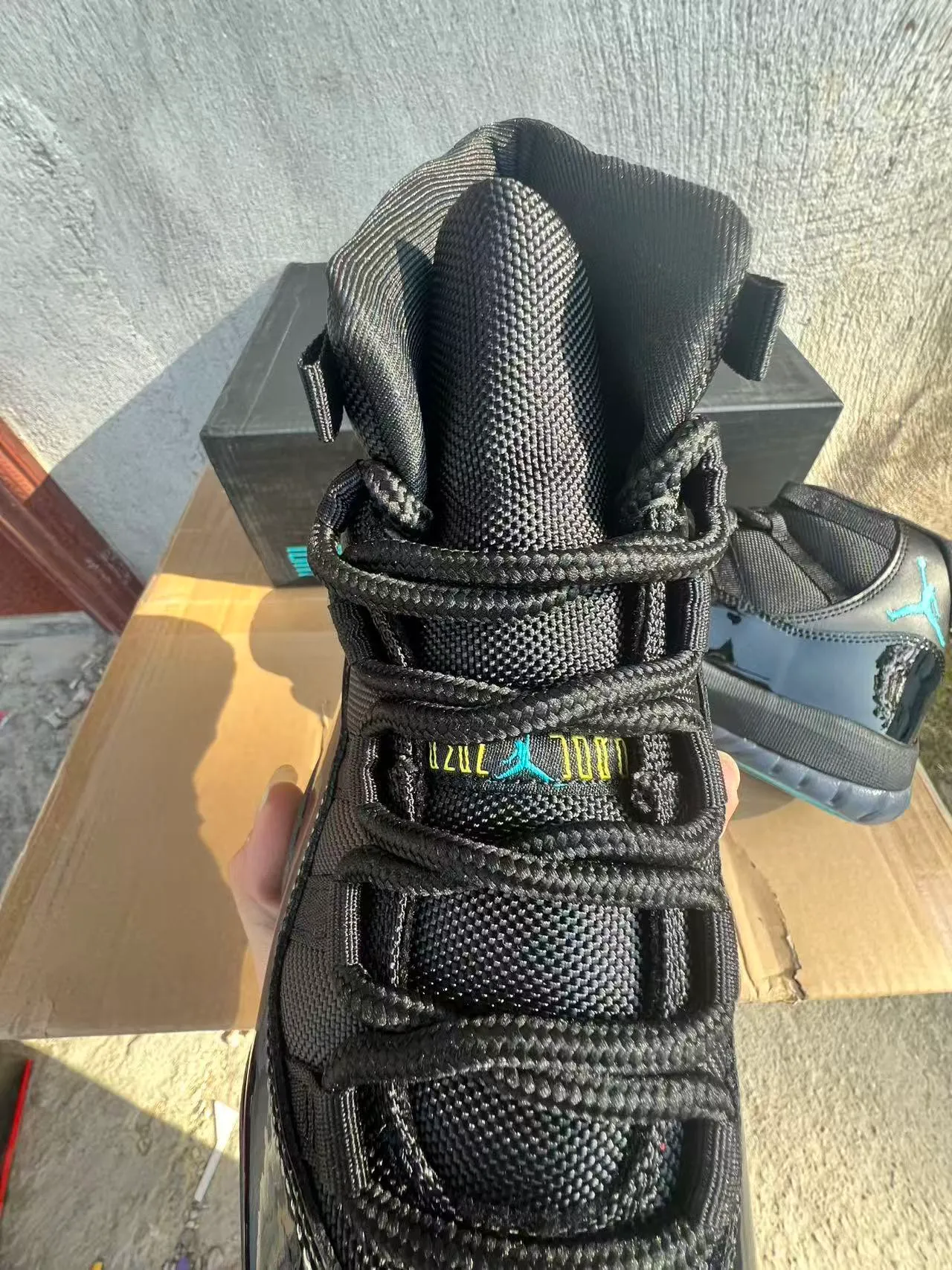 Chaussures de basketball Air Jordan 11 en cuir verni noir et turquoise 4