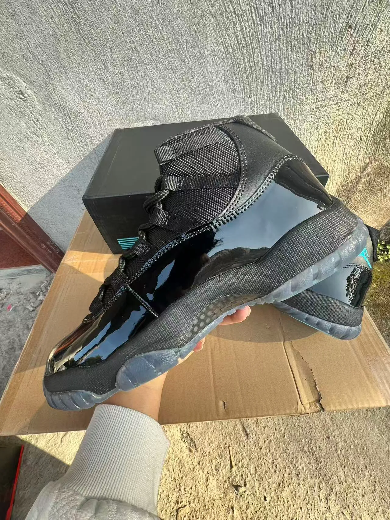 Chaussures de basketball Air Jordan 11 en cuir verni noir et turquoise 5
