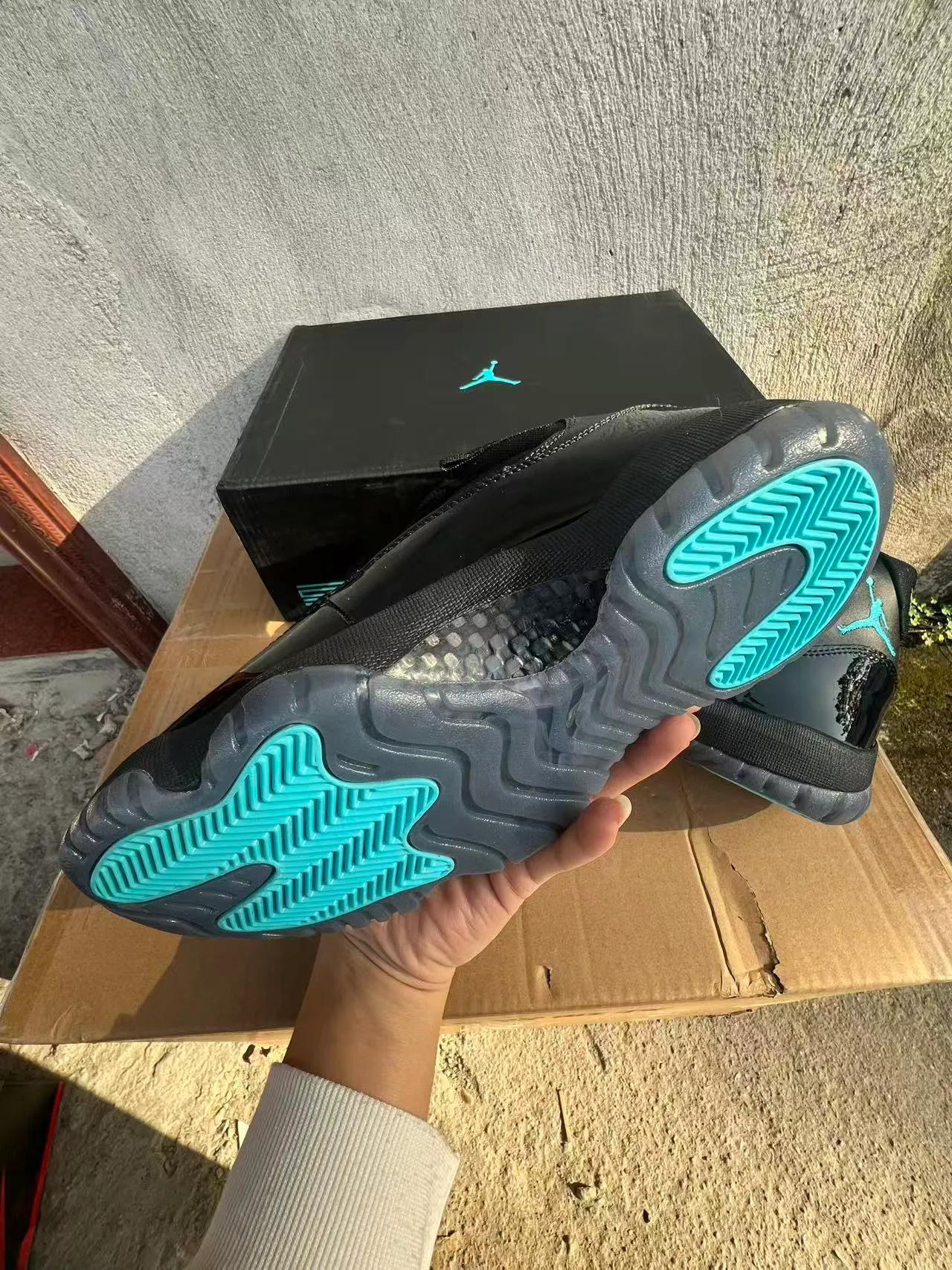 Chaussures de basketball Air Jordan 11 en cuir verni noir et turquoise 6