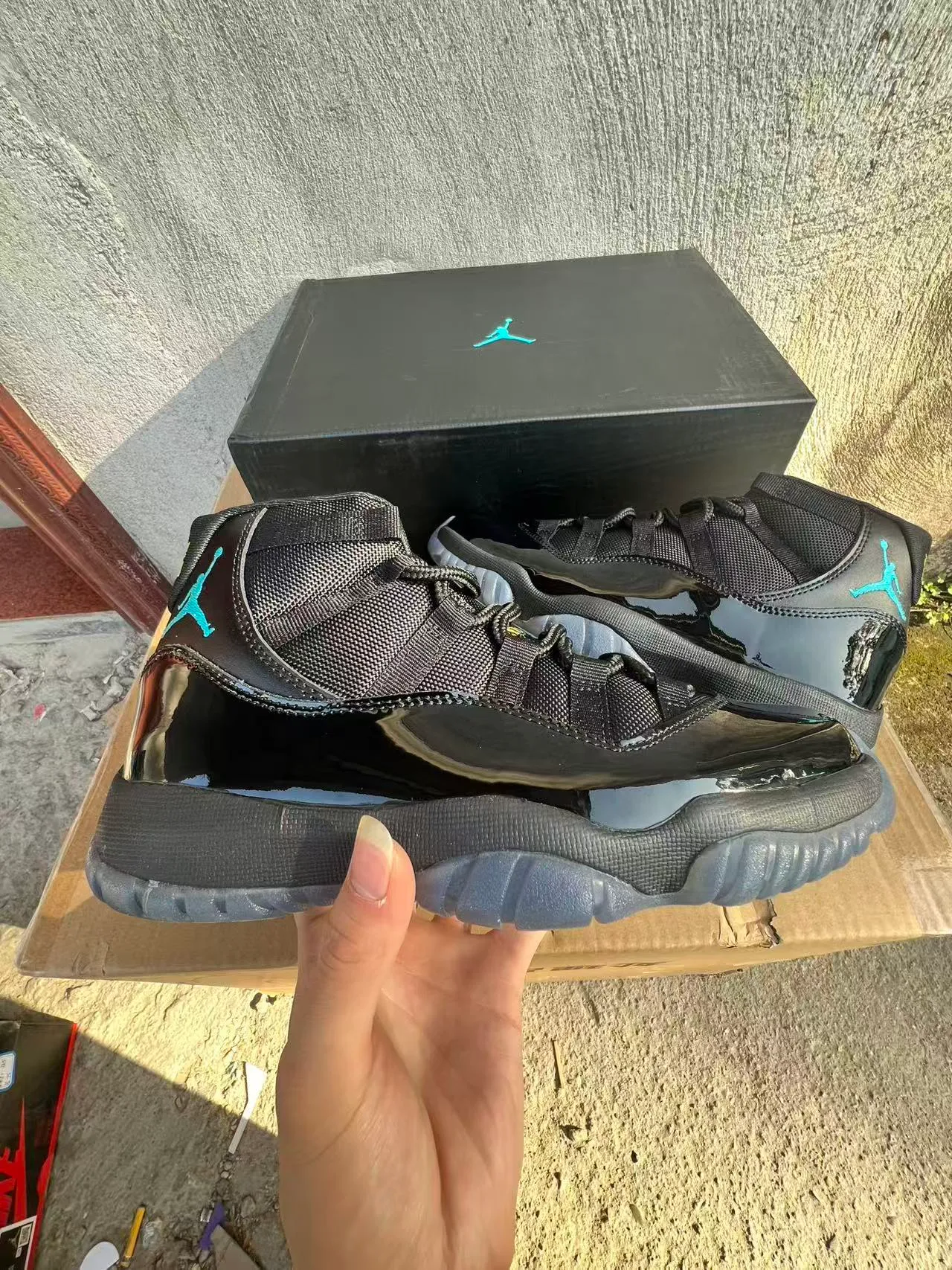 Chaussures de basketball Air Jordan 11 en cuir verni noir et turquoise 7