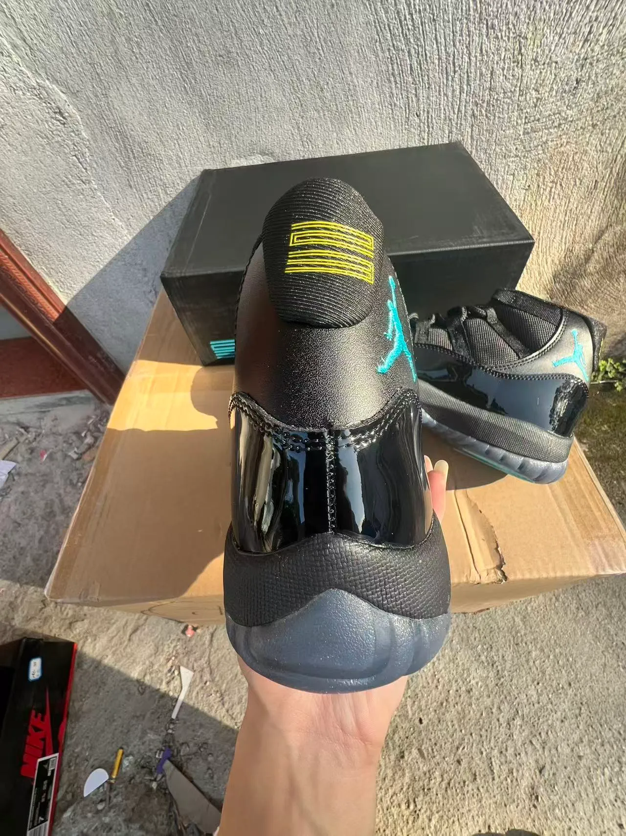 Chaussures de basketball Air Jordan 11 en cuir verni noir et turquoise 8