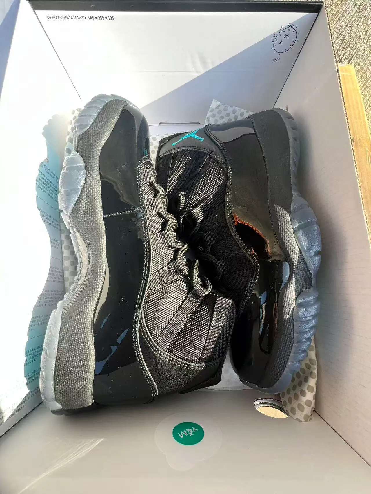 Chaussures de basketball Air Jordan 11 en cuir verni noir et turquoise 9