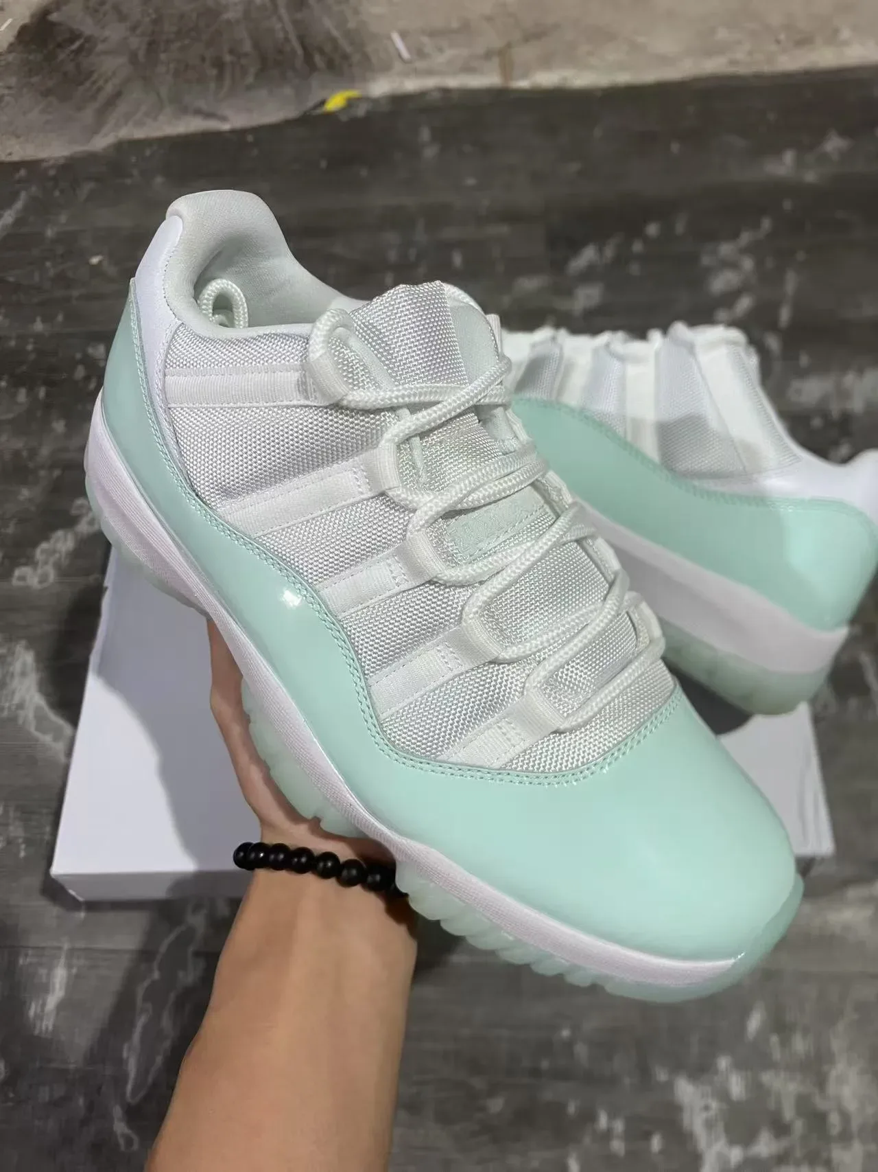 Air Jordan 11 أخضر مينت جلد لامع أحذية كرة السلة 2