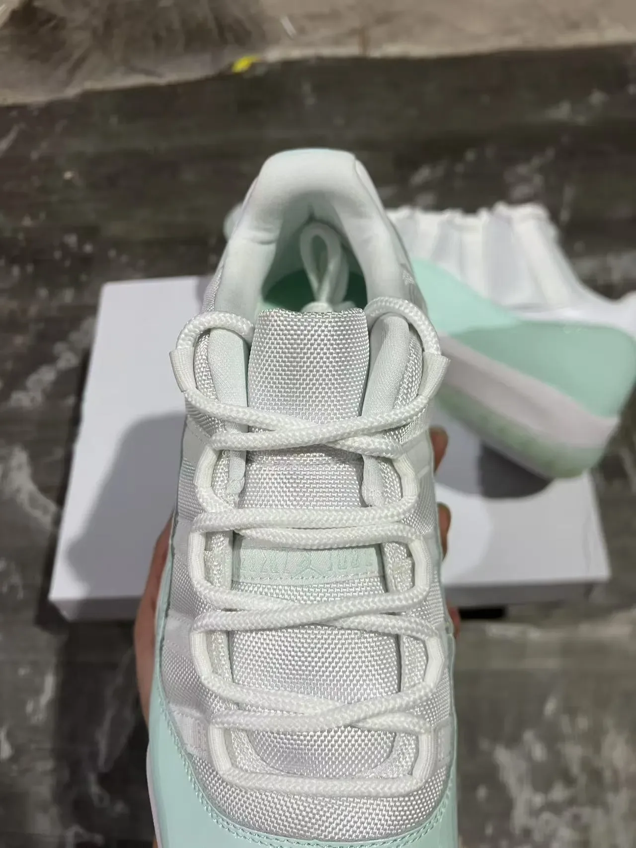 Air Jordan 11 أخضر مينت جلد لامع أحذية كرة السلة 4