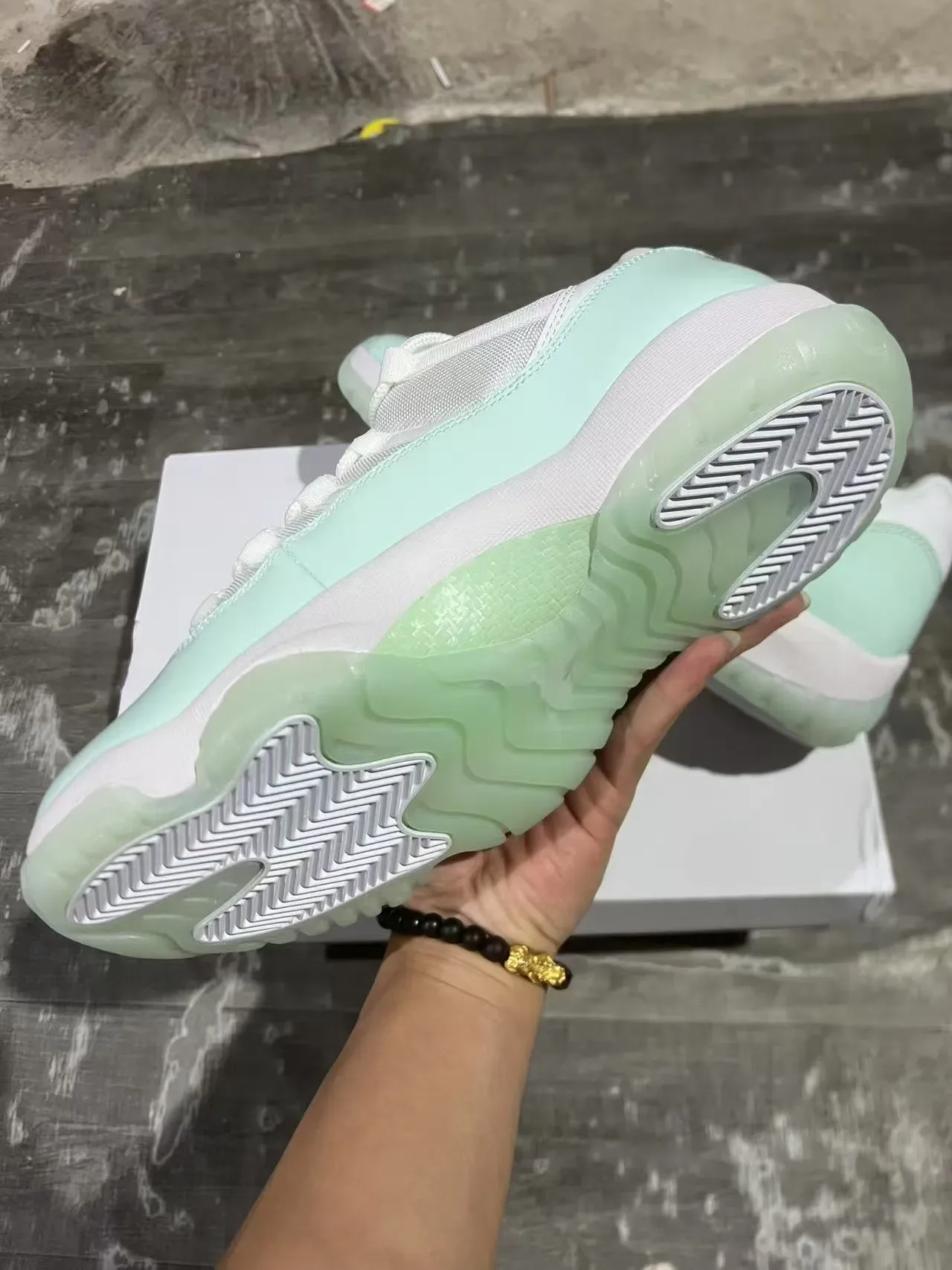Air Jordan 11 أخضر مينت جلد لامع أحذية كرة السلة 6