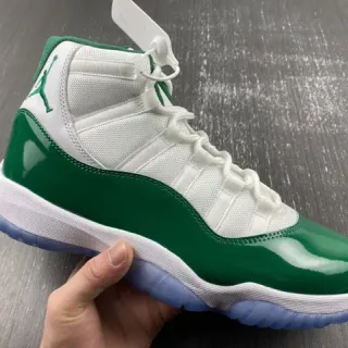 Air Jordan 11 Retro 白色和绿色漆皮篮球鞋